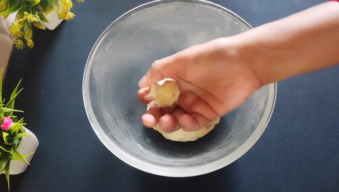 Roll small portions of the dough into lemon-sized balls.