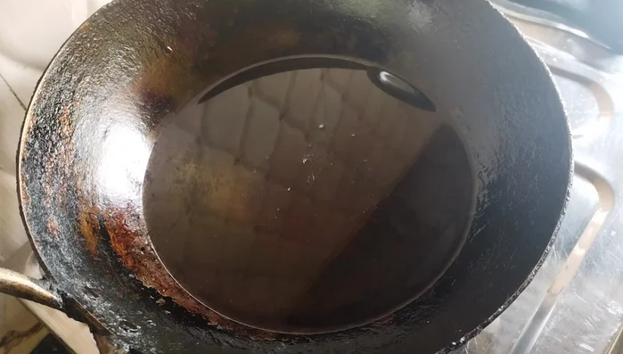 Heat oil in a frying pan. The oil should be moderately hot.