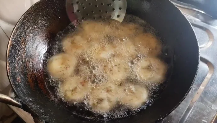 Fry the mathri on low heat, turning occasionally, until golden brown. This takes about 5-6 minutes per batch.