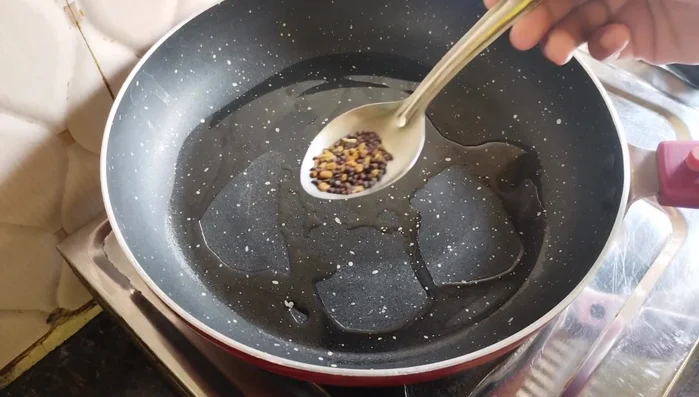 Prepare the potato masala: Heat oil in a pan, add Panch Phoron masala and sauté until it crackles. Add ginger-garlic paste, chili paste, and sauté for 1-2 minutes.