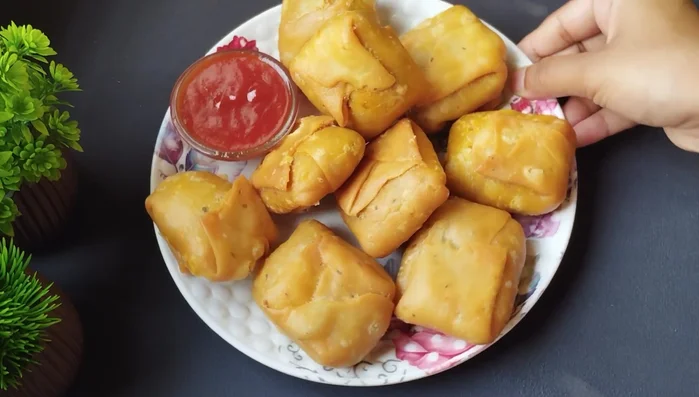 Serve hot with tea or chutney.