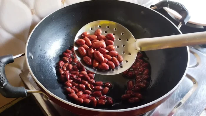 Remove the fried peanuts and set aside.