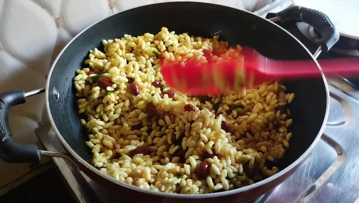Add sev namkeen (optional) and mix again.