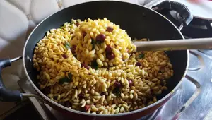 Crispy Puffed Rice Namkeen Recipe (Murmura Chivda)
