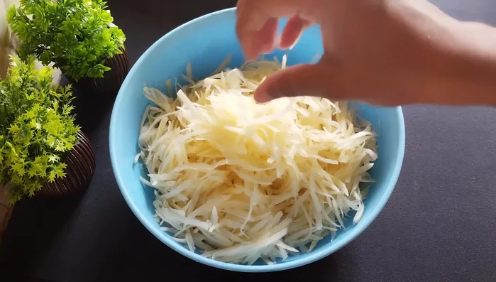 Squeeze out excess water from the grated potatoes.