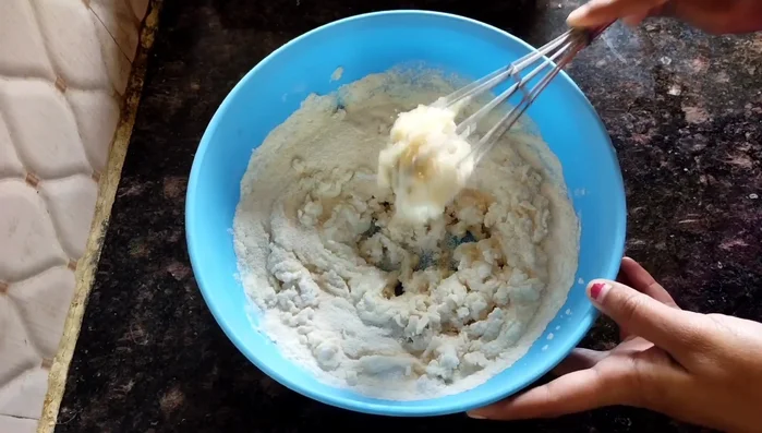 Add the ground semolina and mix well. Gradually add 1/2 cup water to adjust consistency.