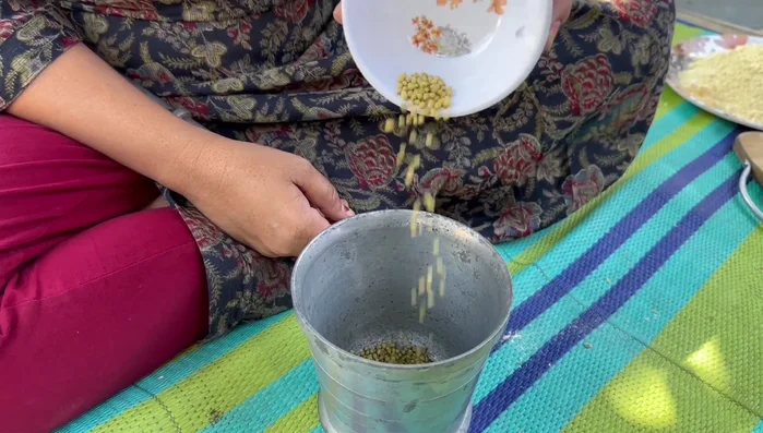 Grind coriander seeds finely (or use coriander powder).