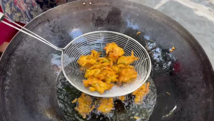 Remove pakodas and place them on tissue paper to absorb excess oil.