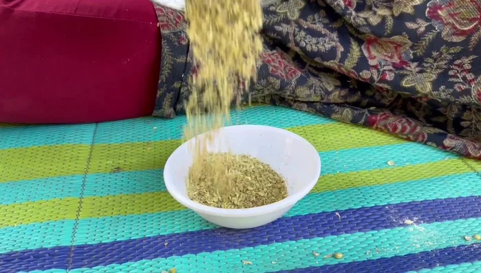 Prepare a paste of ginger and garlic (using a mixer or mortar and pestle).