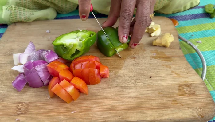 Remove the stem of the capsicum and cut into square pieces.