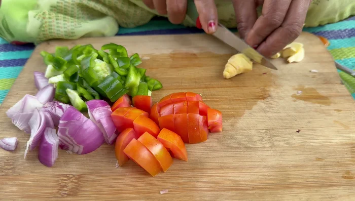 Finely chop ginger and garlic. Chop green chilies into vertical slices then small pieces.