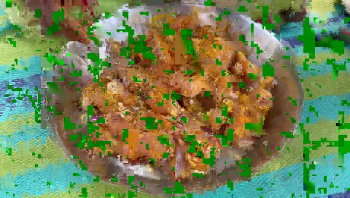 Add a spoonful of vinegar and some oil; marinate for another 5 minutes.