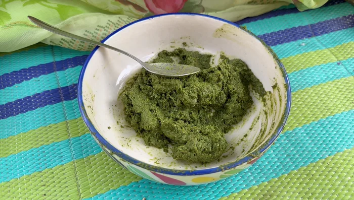 Add a spoon of vinegar to the paste.