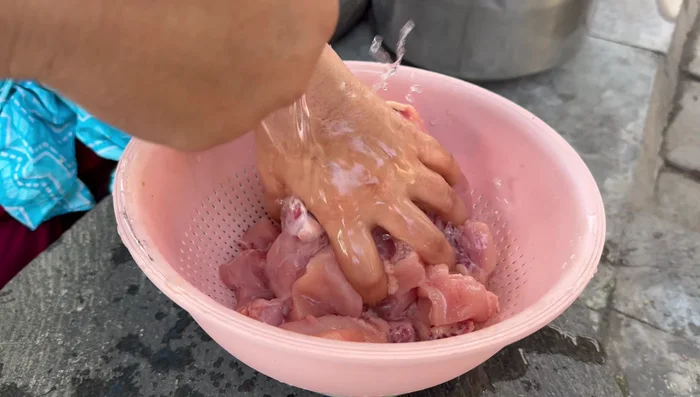Wash the chicken thoroughly with 2-3 changes of water.