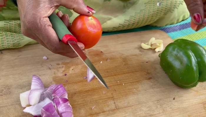 Cut the tomatoes into pieces after removing the stems.