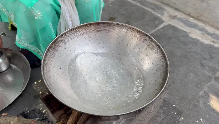 Steam the spinach for 2-3 minutes, then immediately transfer it to cold water to cool. (104.159)