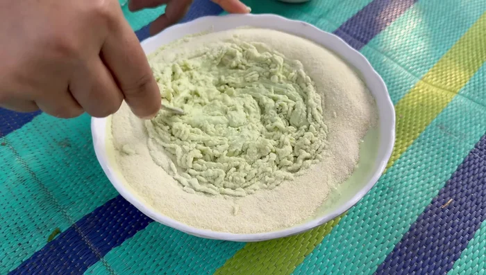 Combine the rice paste, semolina, coriander leaves, and spinach paste in a bowl. Mix well. (225.519)