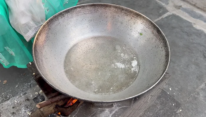 Grease a plate with oil and place it in a steamer. Pour the batter onto the plate. (349.12)