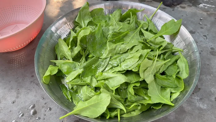 Wash and thoroughly clean the spinach. (70)