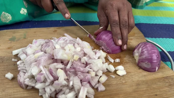 Prepare the masala: Finely chop onions and coriander (295.08). Heat oil in a pan, add mustard seeds, cumin seeds, ginger-garlic-chilli paste, and sauté (316.44). Add turmeric and salt. Then add the mashed potatoes, tamarind paste, chopped onions, and coriander. Cook for 5-6 minutes (371.919).