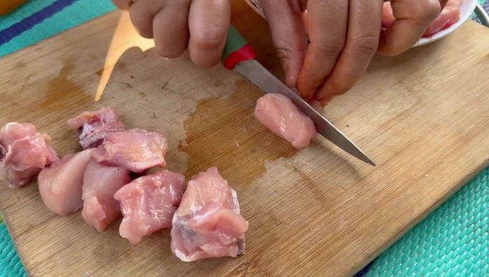 Cut the chicken into small pieces.