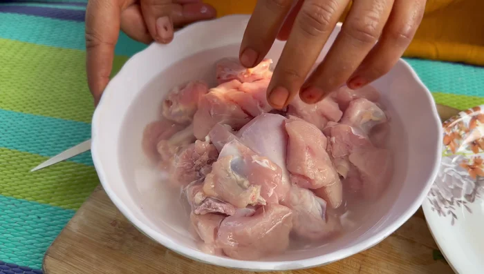 Wash the chicken thoroughly with water.