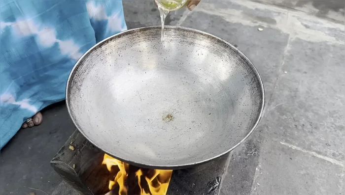 Heat oil in a kadai.