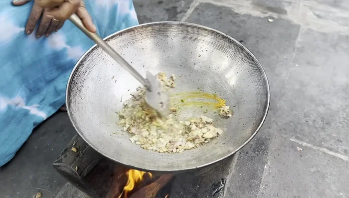 Add turmeric powder and fry until fragrant.