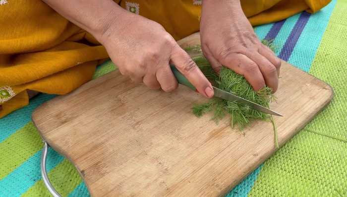 Finely chop the Shapu vegetables.
