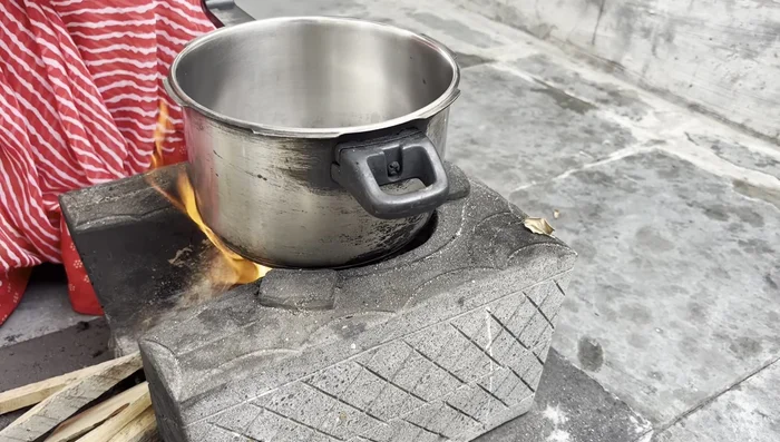 Boil potatoes in a cooker. Finely chop onions.