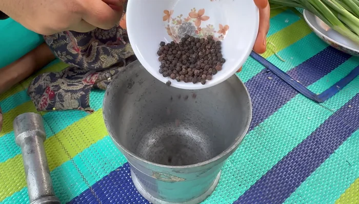 Grind black pepper with a little salt into a fine paste.