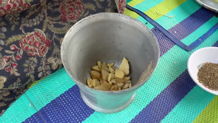 Make a paste of ginger and garlic (using a mixer or mortar and pestle).