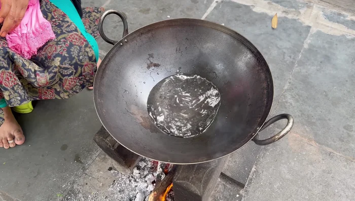 Steam the corn kernels for one to two minutes in a pan with hot water.