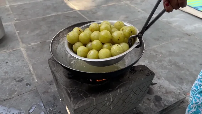 Once the amla is steamed, remove it and pat dry with tissue paper or a cotton cloth to remove excess water. Handle gently to prevent splitting.