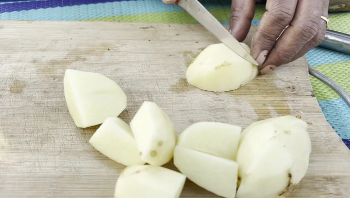 Remove the skin from the potatoes and cut them into slightly larger slices. Soak the potato slices in water to prevent them from turning black.
