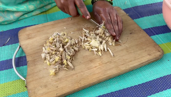 Finely chop the peeled and cleaned banana flowers.
