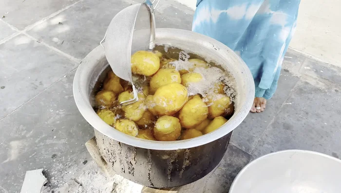 Peel the cooled potatoes.