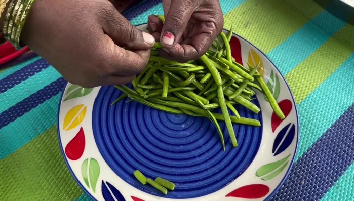 Select and clean the gawar. Remove the ends and cut into small pieces.