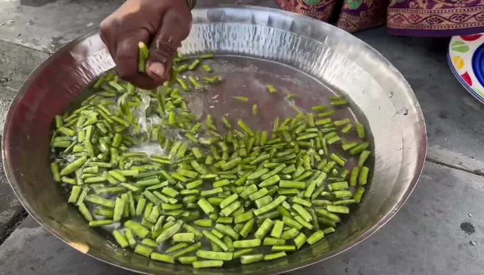 Wash the gawar thoroughly.