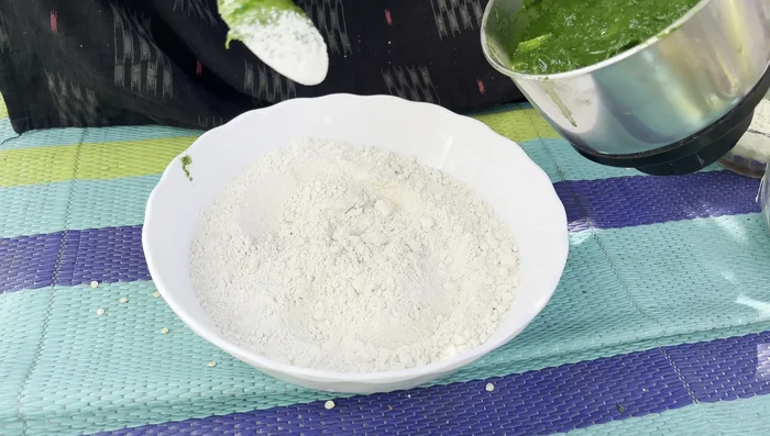 Prepare the dough: In a bowl, mix wheat flour, spinach paste, gram flour, salt, and mix well to a thick consistency.