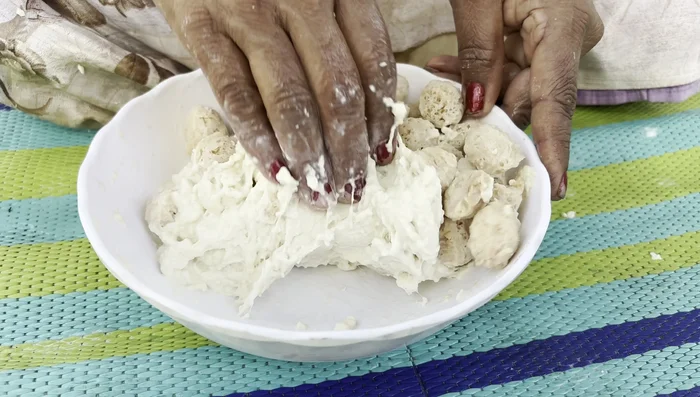Grind the prepared flour and soybeans together in a mixer.