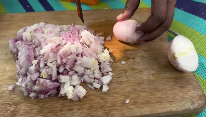 Finely chop the tomatoes and garlic. Make a paste of green chilies and garlic.