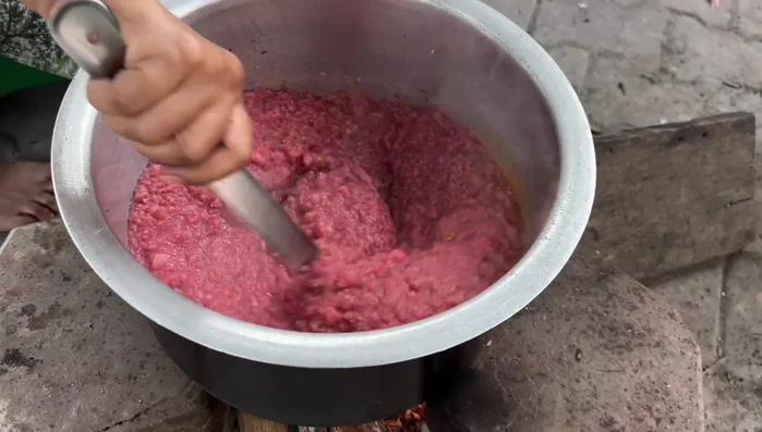 Add the tomato-garlic-chilli paste and mix well. Adjust seasoning.