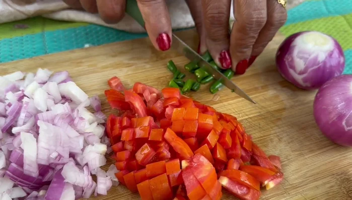 Cut the garlic into small pieces.