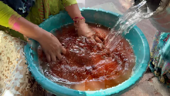 After soaking, wash the nagli again with 1-2 changes of water. Then, spread it out on a cloth to dry in the shade.