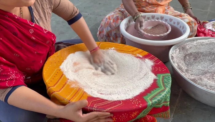 Mix the fine nagli flour with rice and grind it.