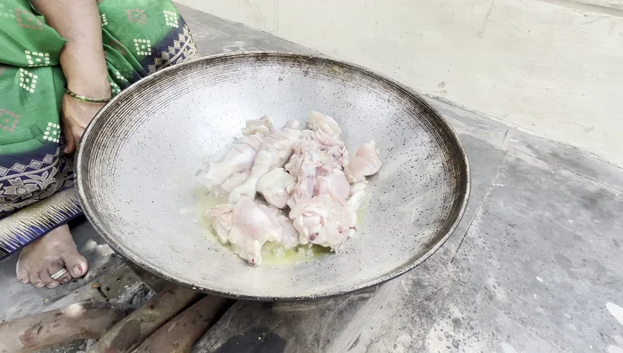 Cut the onions vertically into squares.