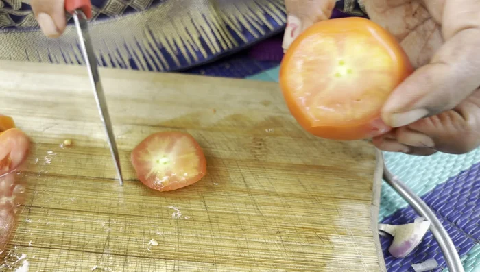 Cut the tomatoes lengthwise into long pieces.