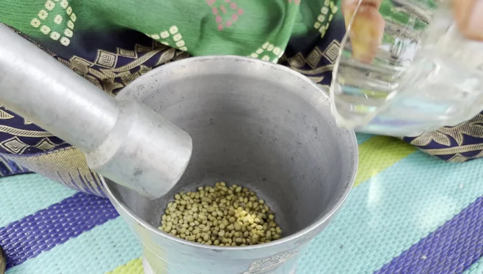 Combine the crushed peppercorns, coriander, and cumin.