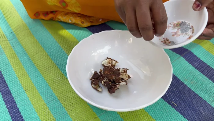 Soak tamarind and jaggery together with a little water for 10-15 minutes.